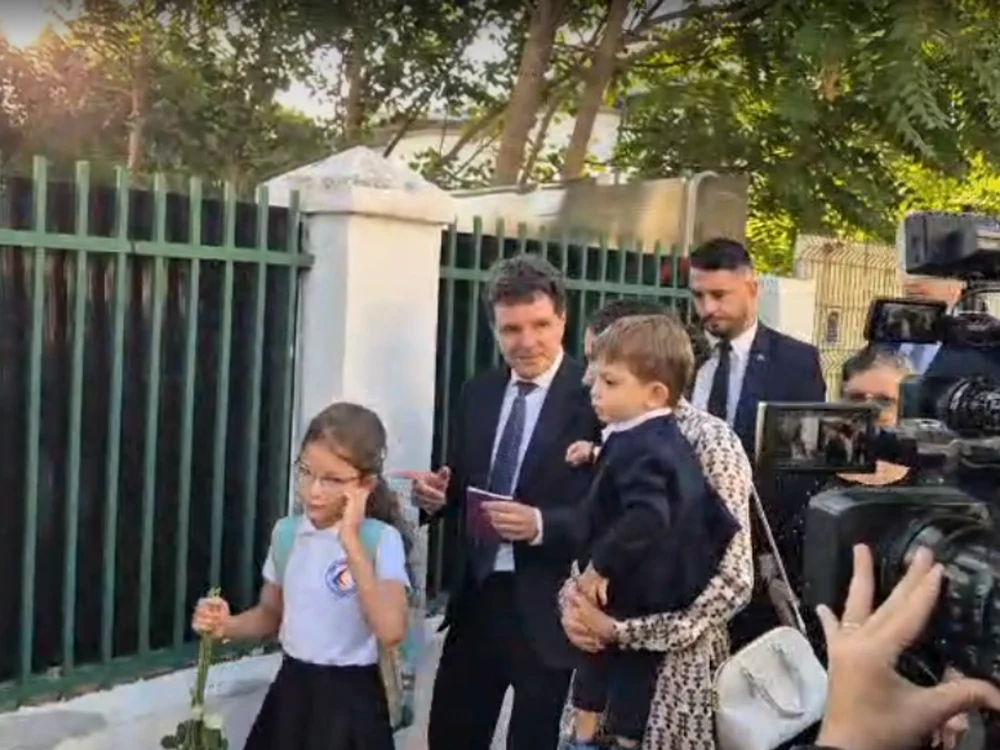 Nicușor Dan, ducându și copiii la școală, pe 8 septembrie  Foto captură video Gândul png