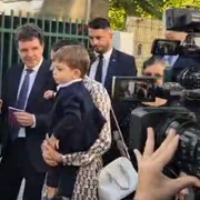 Nicușor Dan, ducându și copiii la școală, pe 8 septembrie  Foto captură video Gândul png