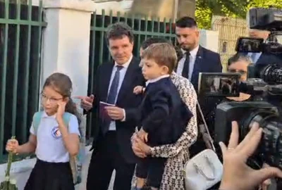 Nicușor Dan, ducându și copiii la școală, pe 8 septembrie  Foto captură video Gândul png