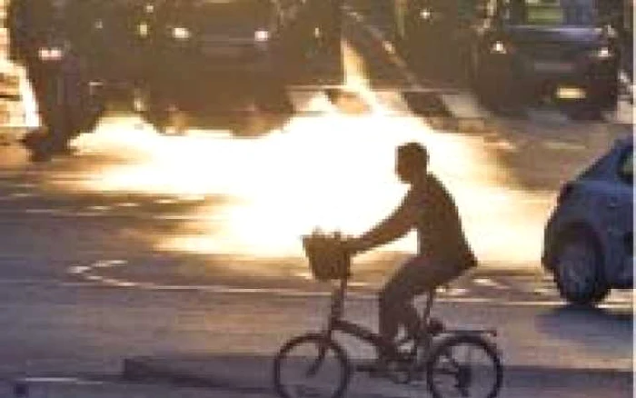 În Madrid, bicicliştii s-au pierdut într-o „mare“ de maşini Foto: Agerpress