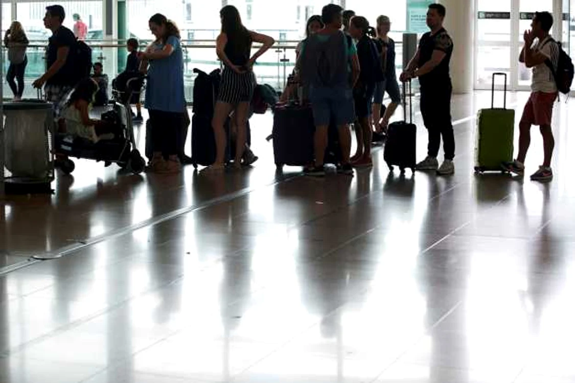 Pasageri  în Aeroportul El Prat din Barcelona Foto EPA EFE