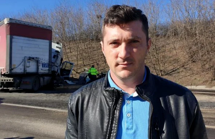 Plutonierul Constantin Daniel Safta, 30 de ani, pompier  de la Secţia ISU -Costeşti, a acordat primul ajutor victimelor accidentului de la Lunca Corbului