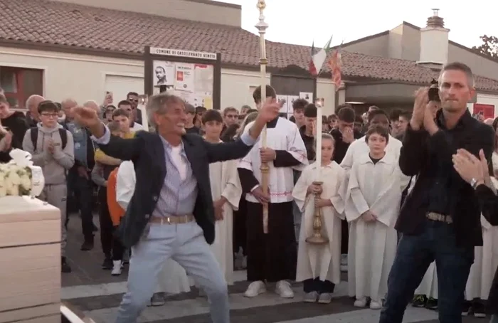 Un bărbat care dansează