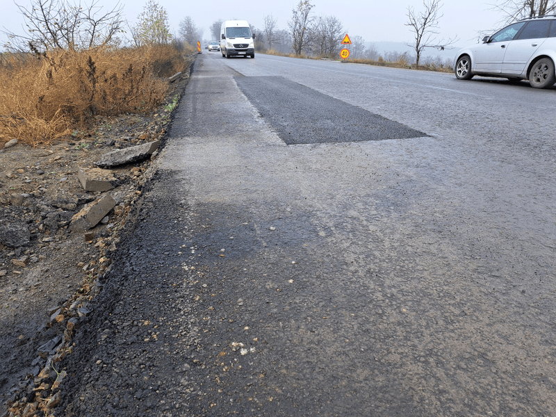 Epopeea nesfârșită a celui mai așteptat drum din nordul Moldovei. Asfaltul a cedat după numai câteva luni