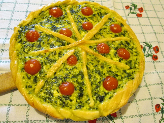 Tartă cu spanac, brânză și roșii cherry