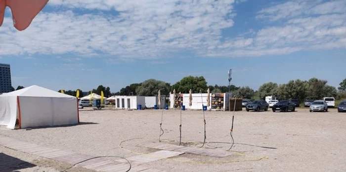 Pe plaja de la Vama Veche unii operatori au fost amendați pentru că au așezat șezlongurile prea aproape de mare Fotografii: Apele Române Dobrogea Litoral