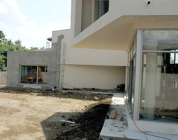 Aceasta este vila la care muncește Marius Moga de cinci ani