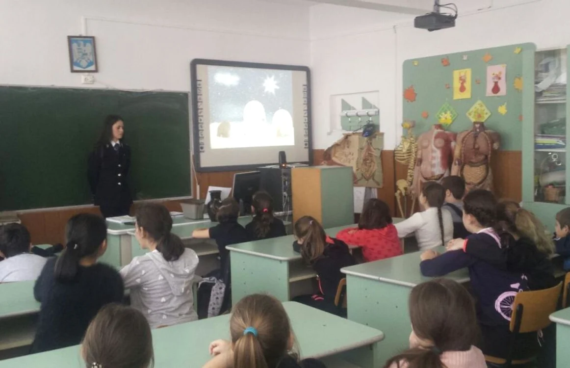La lecţia de prevenire cu poliţiştii FOTO IPJ Călăraşi