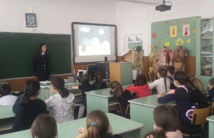 La lecţia de prevenire cu poliţiştii FOTO IPJ Călăraşi