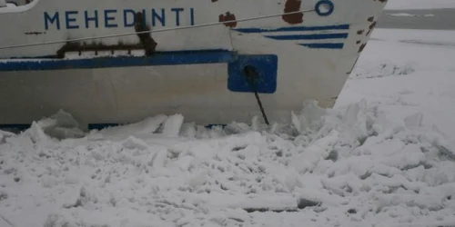 Navele blocate în plăcile de gheaţă