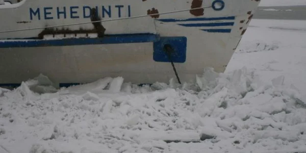 Navele blocate în plăcile de gheaţă