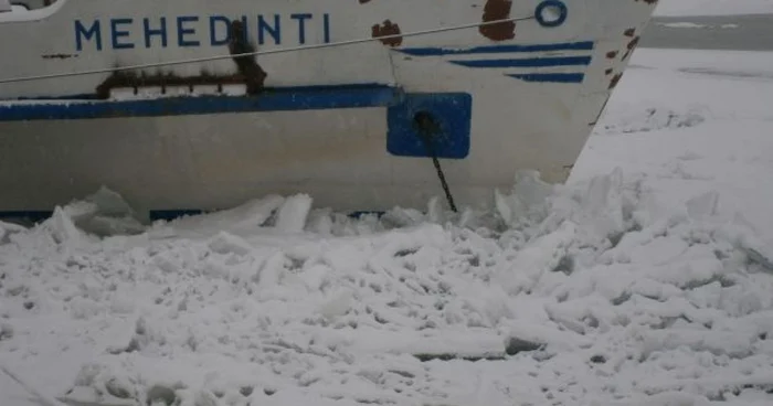 Navele blocate în plăcile de gheaţă