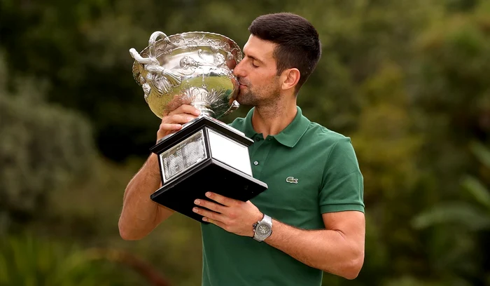 Novak Djokovici, sărutând trofeul câștigat la Australian Open 2023