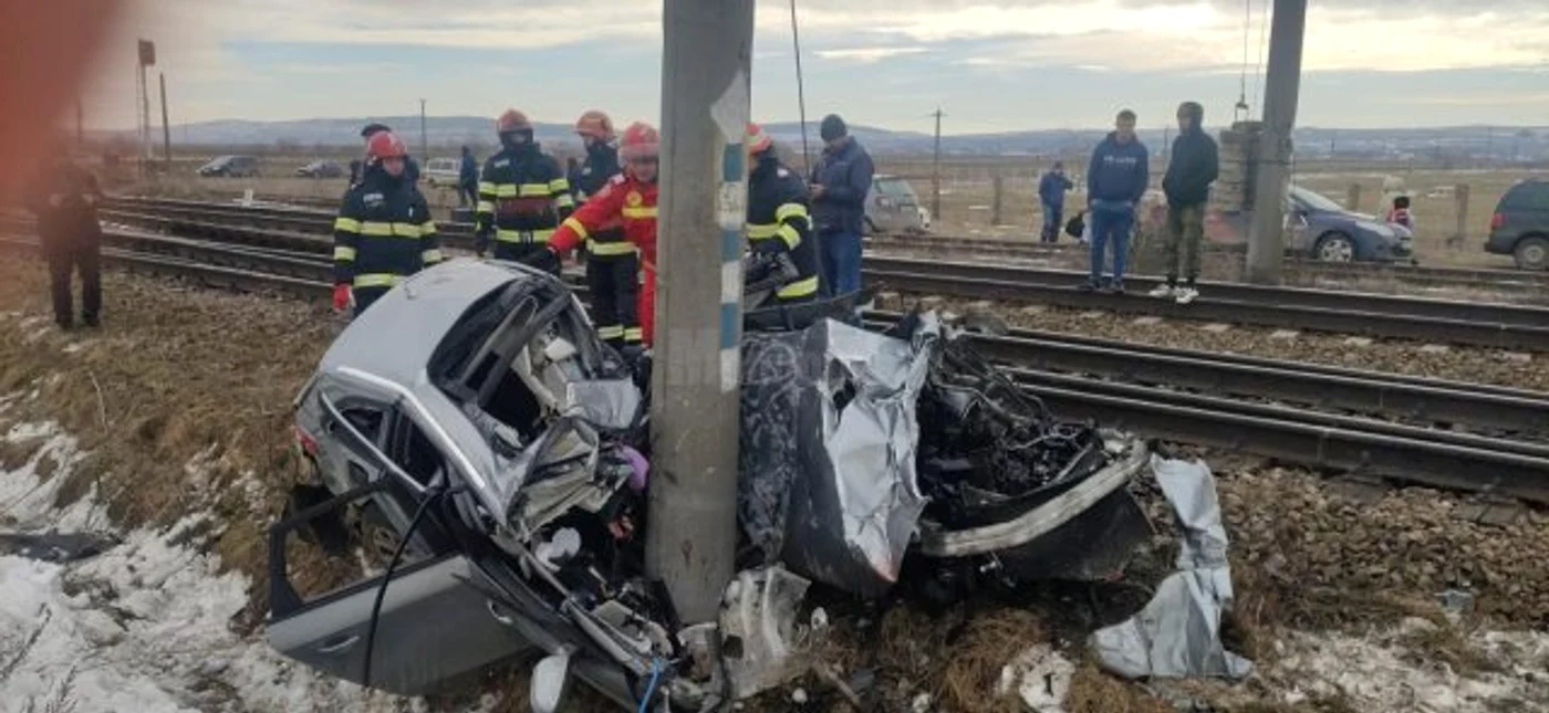 Mașina lovită de tren a fost aruncată într-un stâlp