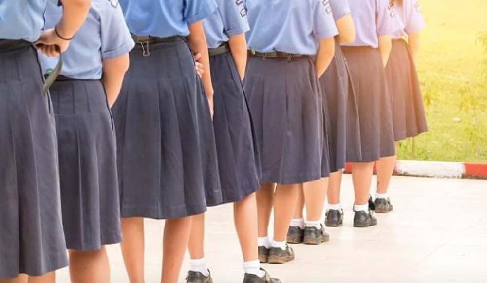Uniformele școlare personalizate, la mare căutare. Nu sunt ieftine și pot fi procurate doar la comandă