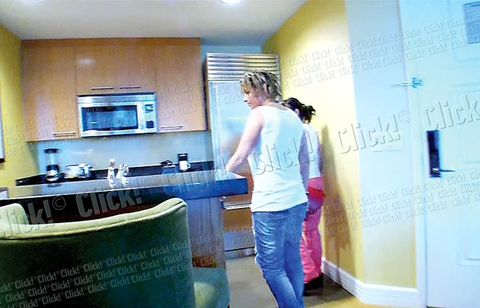 Bucătăria este deschisă şi are un bar mare