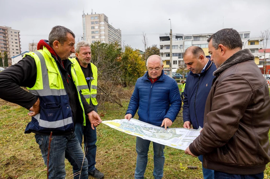 Emil Boc la începerea lucrărilor în parcul Observator. FOTO: PCN