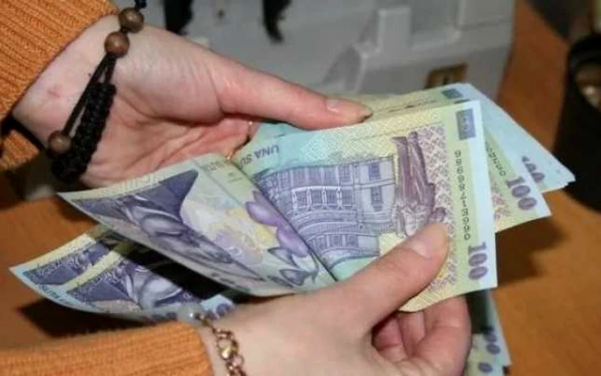 Banii din mâinile românilor sunt tot mai mulţi, dar au o putere de cumpărare tot mai mică