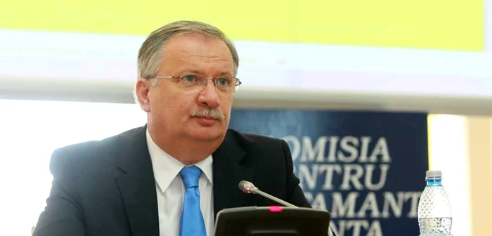 Ioan Mang susţine că altcineva i-a pus semnătura pe acele lucrări şi că va ataca în instanţă decizia Consiliului National de Etică FOTO: Mediafax