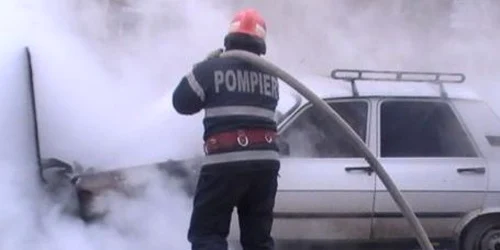S-a trezit cu maşina în flăcări (foto arhivă)
