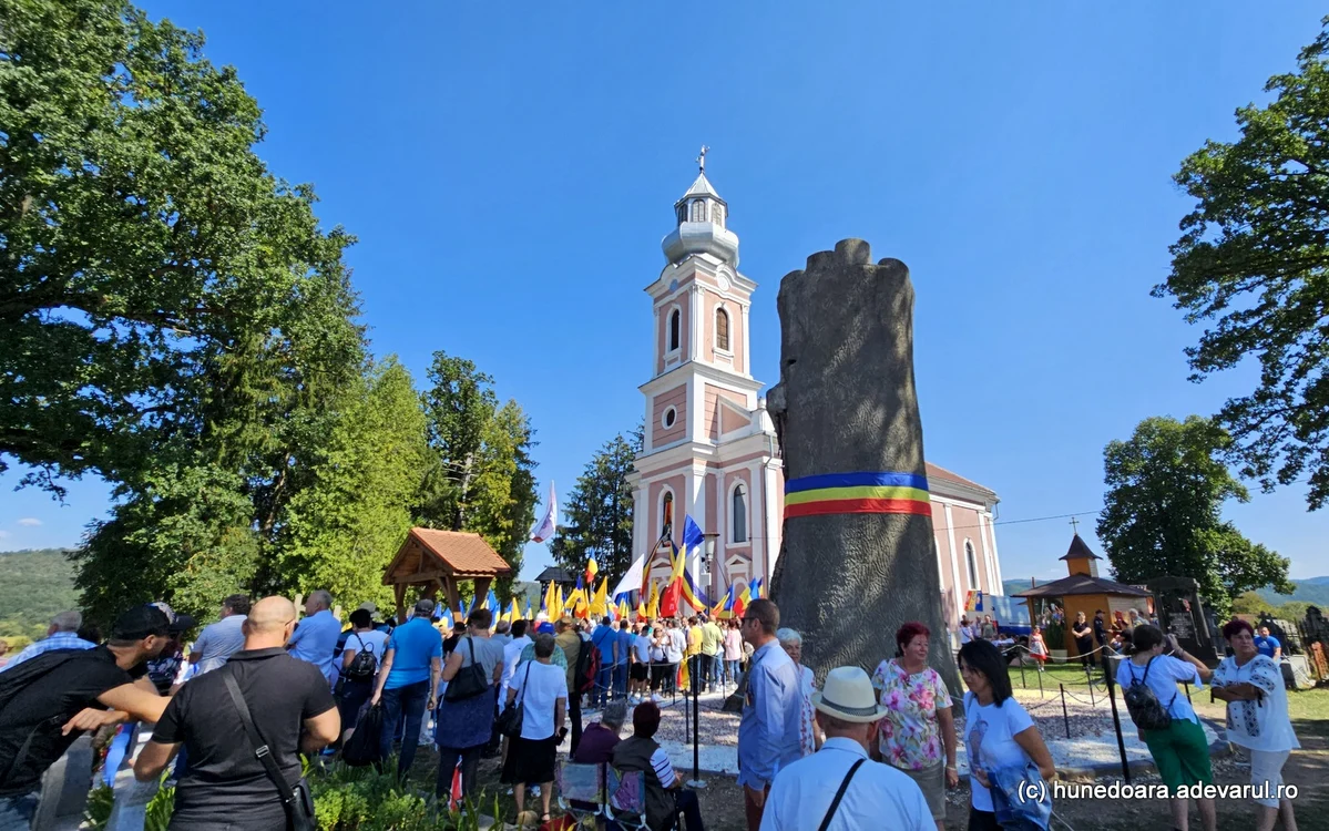 Biserica din Țebea, locul unde se află Gorunul lui Horea și mormântul lui Avram Iancu. ADEVĂRUL