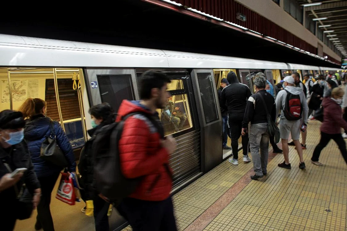 Este aglomerație la metrou, dar sunt și călători care nu poartă mască