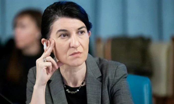Ministrul Muncii, Violeta Alexandru, este contrazis de subalteranii de la Casa de Pensii în cea ce privește eliminarea adeverințelor de vechime