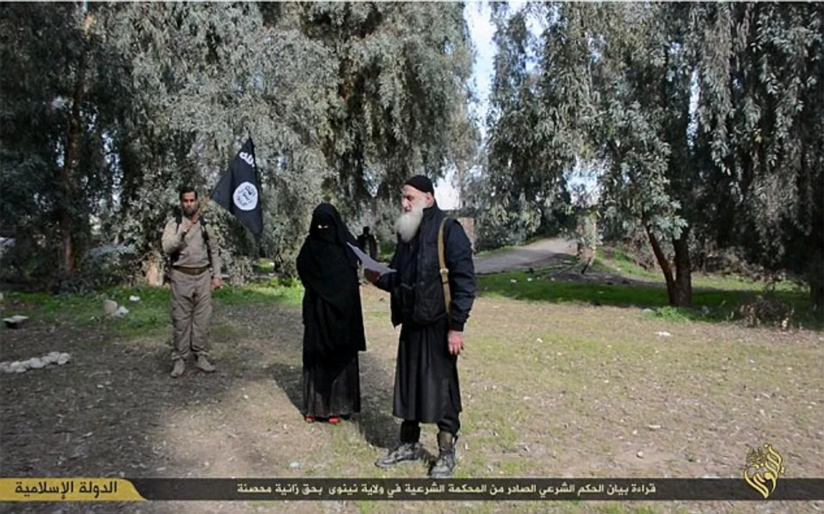 Al-Ansari apare în alt clip al ISIS, în timp ce citeşte acuzaţiile aduse unei femei