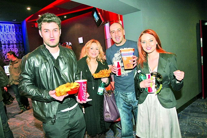 Ies des la film, cu bunii lor  prieteni, CRBL şi soţia lui, Elena