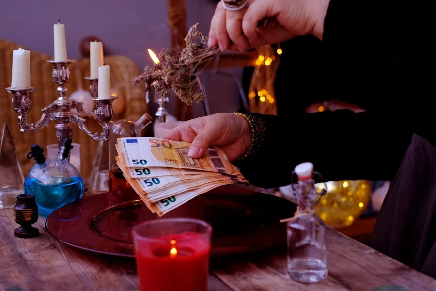 Tănără stoarsă de 160.000 de euro de o vrăjitoare. Femeia încerca să-și salveze căsnicia