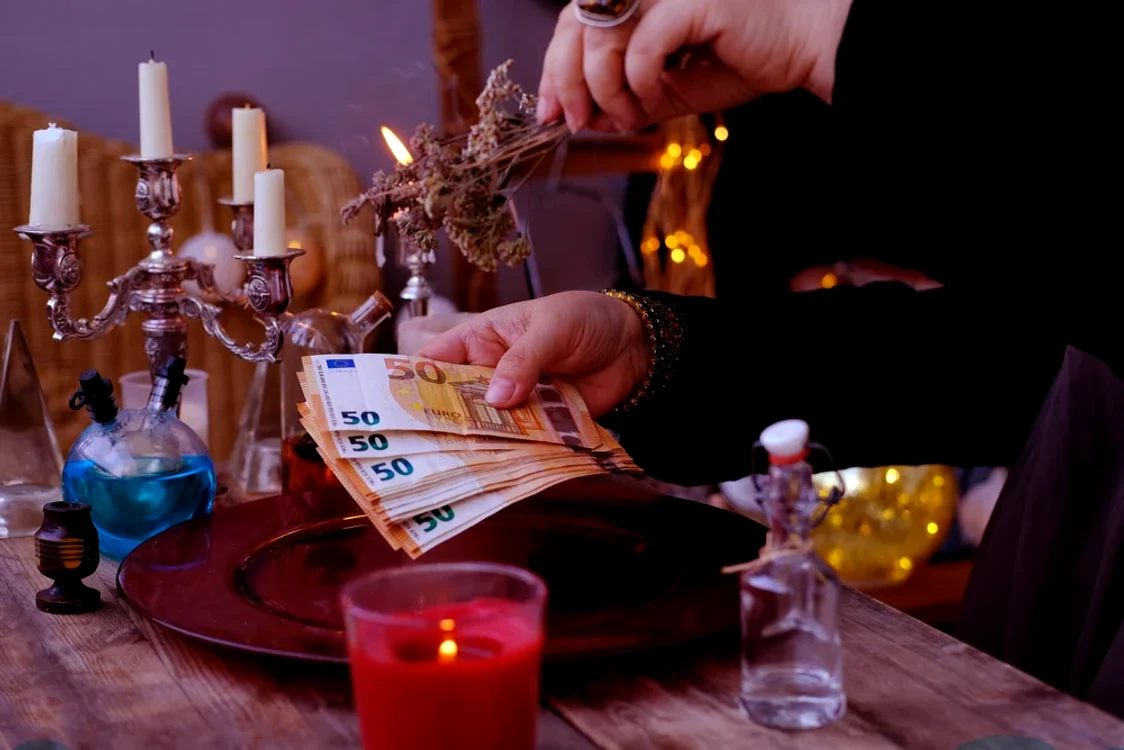 Aşa-zisa vrăjitoare i-a cerut în schimbul ritualului 160.000 lei. FOTO Shutterstock
