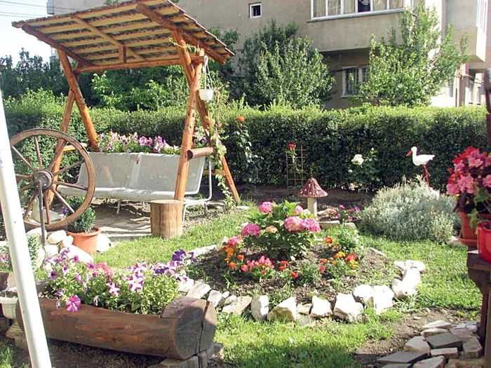 Simon Gheorghe se mândreşte cu bucăţica sa de curteFoto: Roberto Sălceanu