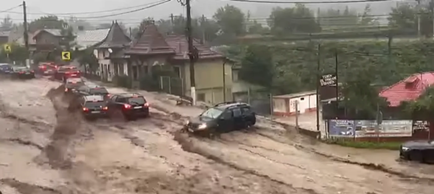 Mai multe persoane au fost surprinse de viitură / captură: Facebook