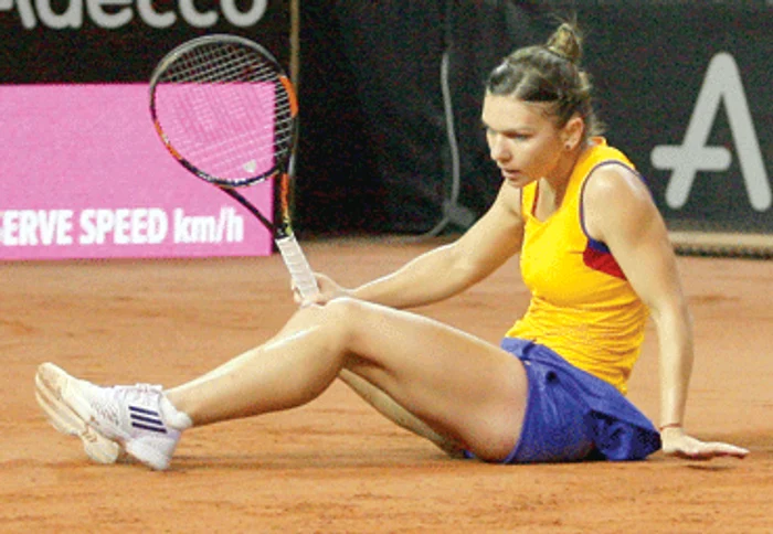 
    Căzătura suferită sâmbătă a făcut-o pe Simona Halep să piardă meciul de ieri cu KerberFoto: sportpictures.eu  