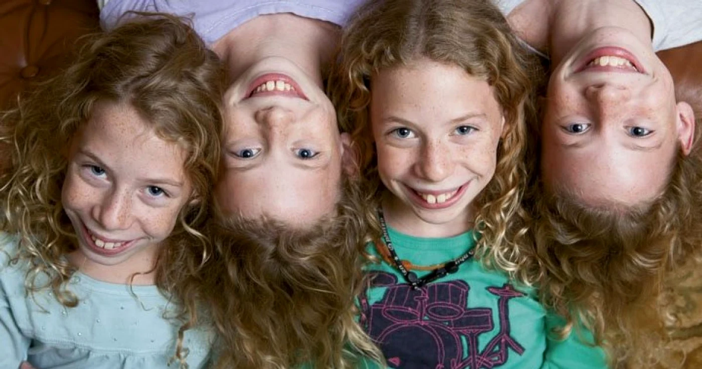 Emily, Anna, Mary Claire şi Grace, cvadrupleţii care încă molipsesc oamenii cu hohotele de râs surprinse în filmuleţul de acum 13 ani FOTO www.columbiametro.com/Jeff Amberg