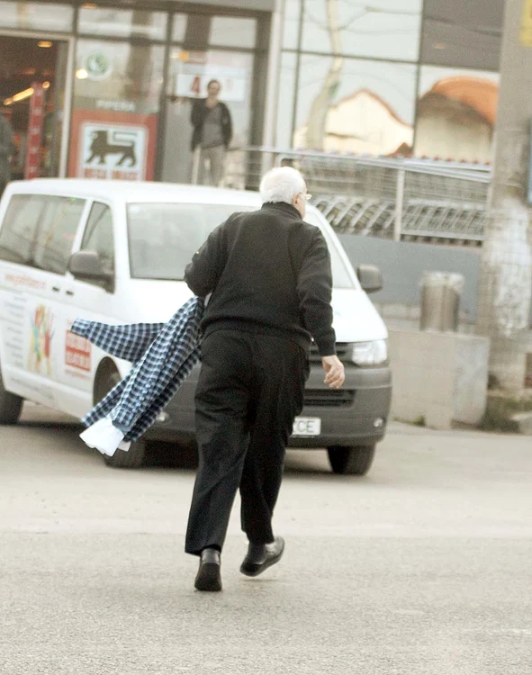 Ora 10.30 - Actorul ajunge la sediul farmaciei la care face reclamă, cărându-şi hainele în care va filma 