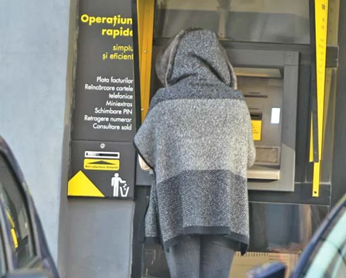 Cântăreaţa s-a camuflat  bine sub pelerină, pentru  a nu fi recunoscută