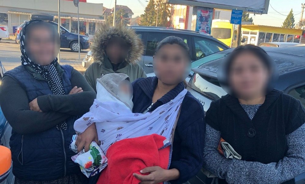 O mamă și-a folosit nou-născutul de doar câteva săptămâni la cerșit, în timp ce afară erau -5 grade
