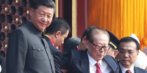 Fostul preşedinte chinez Jiang Zemin (dreapta) alături de liderul Xi Jinping FOTO Profimedia 
