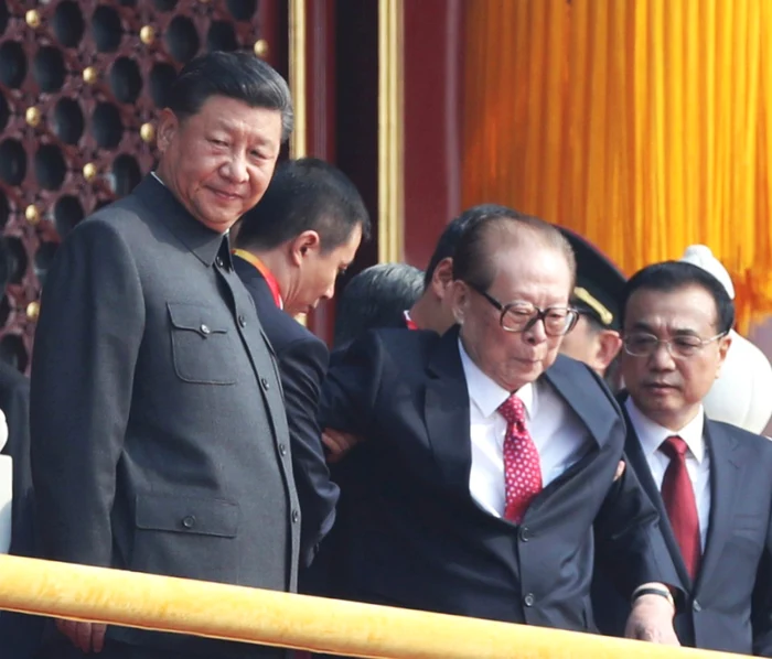 Fostul preşedinte chinez Jiang Zemin (dreapta) alături de liderul Xi Jinping FOTO Profimedia