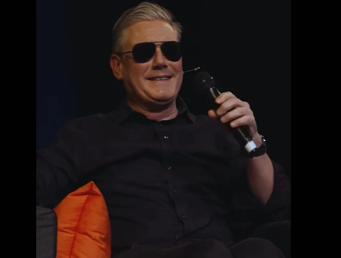 „Bonjour”. Keir Starmer l-a imitat pe Emmanuel Macron: și-a pus ochelari de aviator și a salutat publicul în franceză