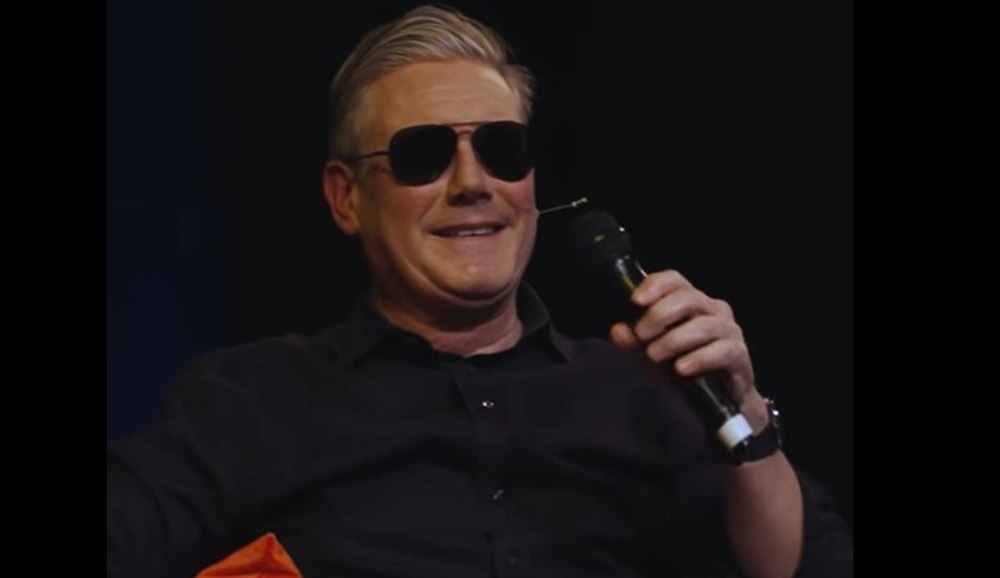 „Bonjour”. Keir Starmer l-a imitat pe Emmanuel Macron: și-a pus ochelari de aviator și a salutat publicul în franceză