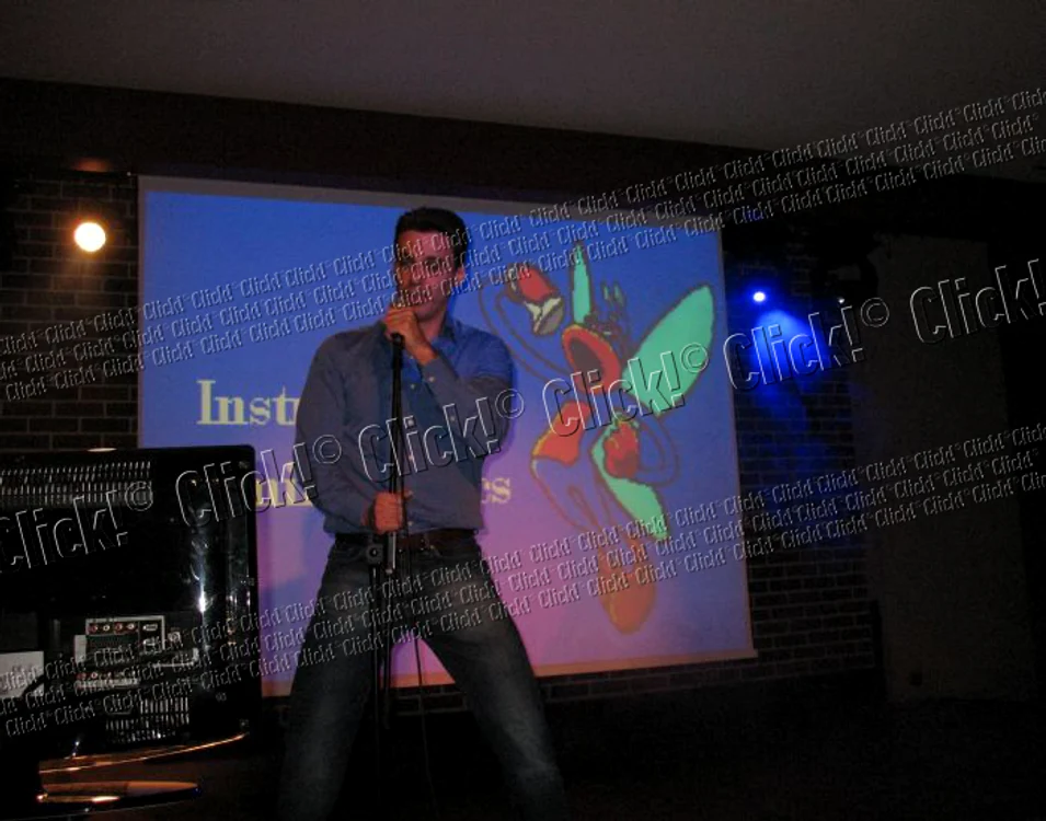 Mircea Badea face show la karaoke.
