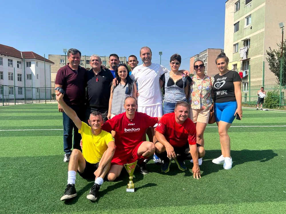 Primarul municipiului Târgu Jiu a oferit cupa câștigătorilor Foto: Liviu Buligan