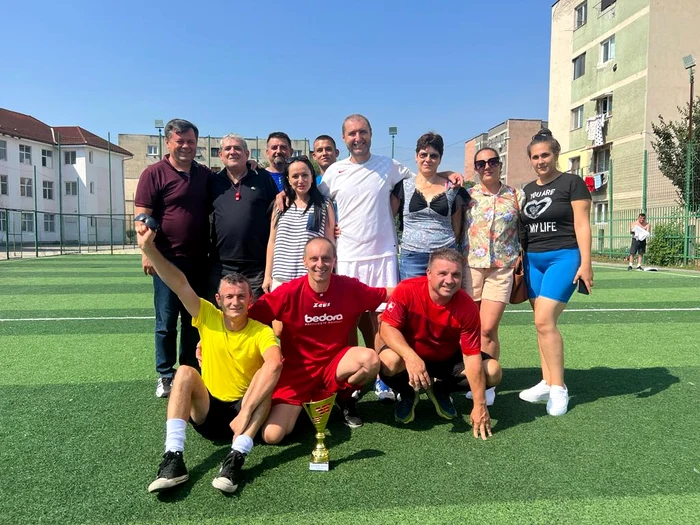 Primarul municipiului Târgu Jiu a oferit cupa câștigătorilor Foto: Liviu Buligan
