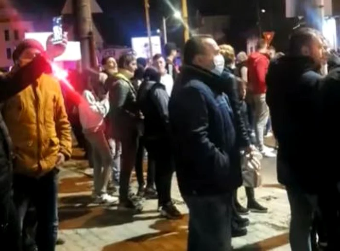 Noi proteste anti-restricţii în Piteşti. Numărul participanţilor e însă mai mic decât marţi VIDEO