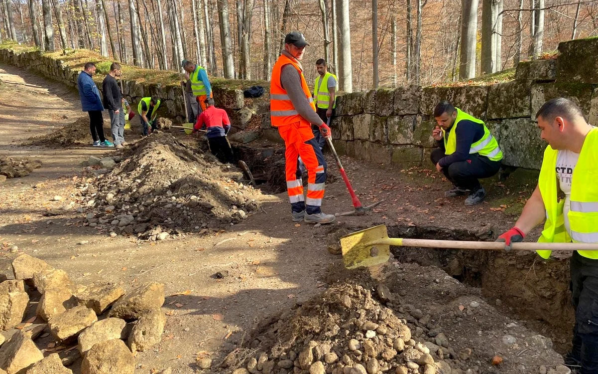 Lucrări la Sarmizegetusa Regia. Foto: Alin Țambă