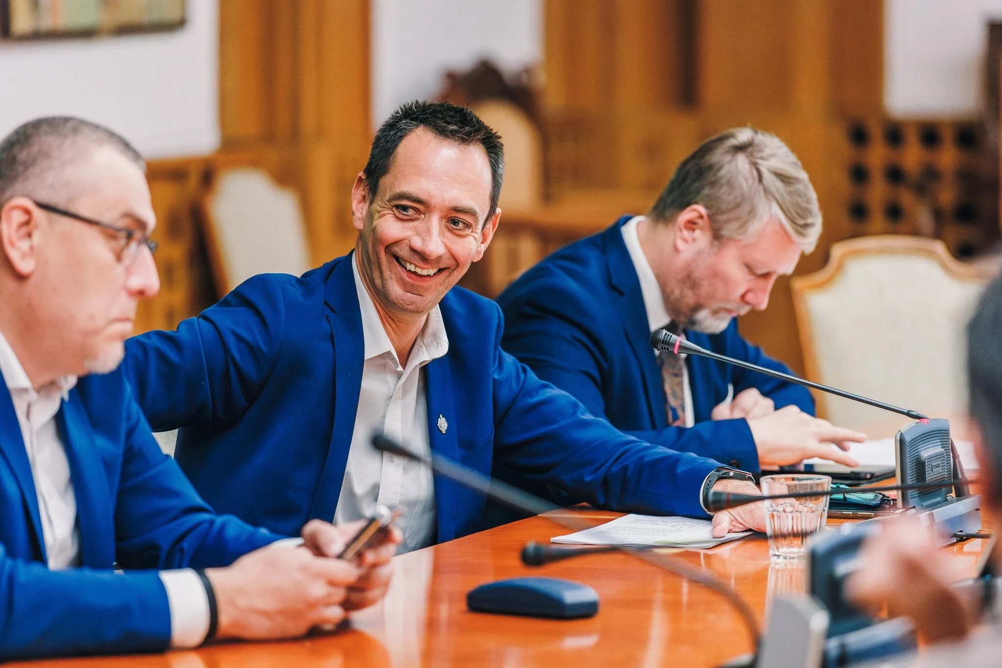 Un lider UDMR ironizează haosul politic după desemnarea lui Veștea: „Mă duc să beau o bere, îmi iau telefonul cu mine, în caz că aș fi eu noul candidat”