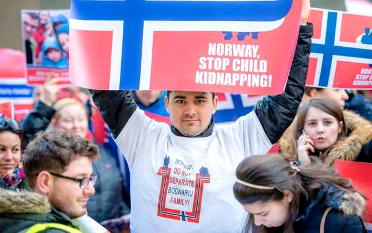 Românii au protestat împotriva presupusului abuz comis de Protecţia Copilului din Norvegia