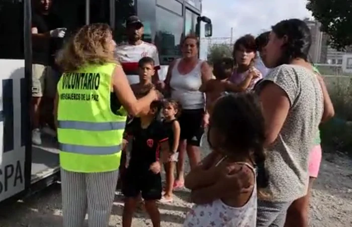 Autobuzul de ”igienă”a ajuns la colonia de români FOTO: captură video